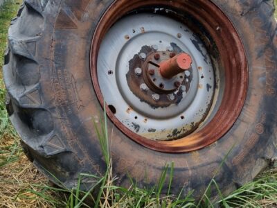 Roda e pneu traseiro para aplicação no trator Case MX-220