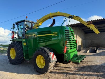 FORRAGEIRA AUTOPROPELIDA MARCA JOHN DEERE MODELO 7450i ANO 2010 ÚNICO DONO.