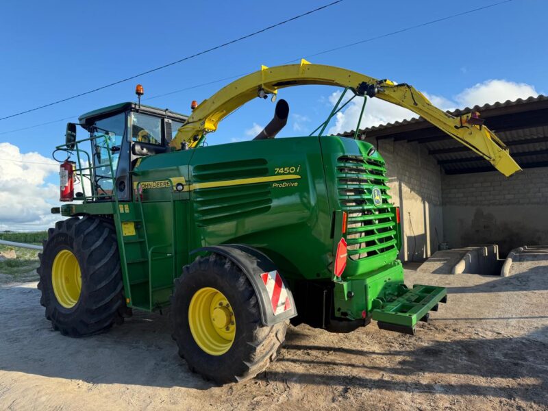 FORRAGEIRA AUTOPROPELIDA MARCA JOHN DEERE MODELO 7450i ANO 2010 ÚNICO DONO.