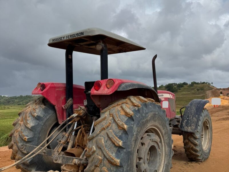 TRATOR DE PNEUS MARCA MASSEY FERGUSON MODELO 4299 ANO 2013