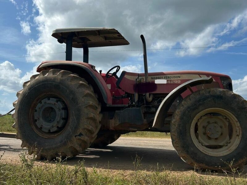 TRATOR DE PNEUS MARCA MASSEY FERGUSON MODELO 4299 ANO 2013