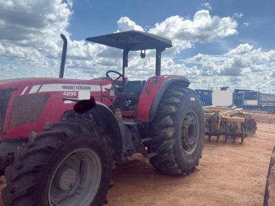 TRATOR DE PNEUS MARCA MASSEY FERGUSON MODELO 4299 ANO 2013
