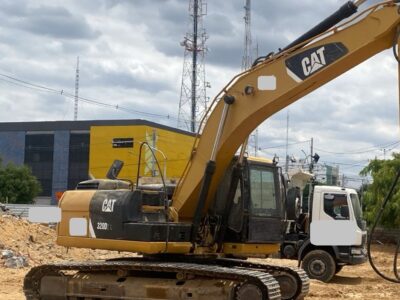 ESCAVADEIRA HIDRÁULICA MARCA CATERPILLAR MODELO 320D2L ANO 2017