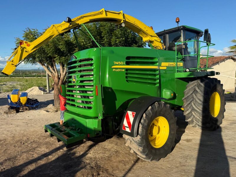 FORRAGEIRA AUTOPROPELIDA MARCA JOHN DEERE MODELO 7450i ANO 2010 ÚNICO DONO.